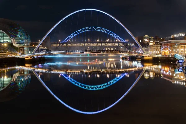 Laser Light City Oświetlający Obszar Pomiędzy Mostami Tyne Millennium Rzece — Zdjęcie stockowe