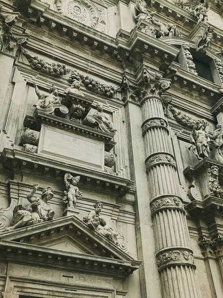 Вертикаль Статуй Скульптур Стене Древнего Здания — стоковое фото
