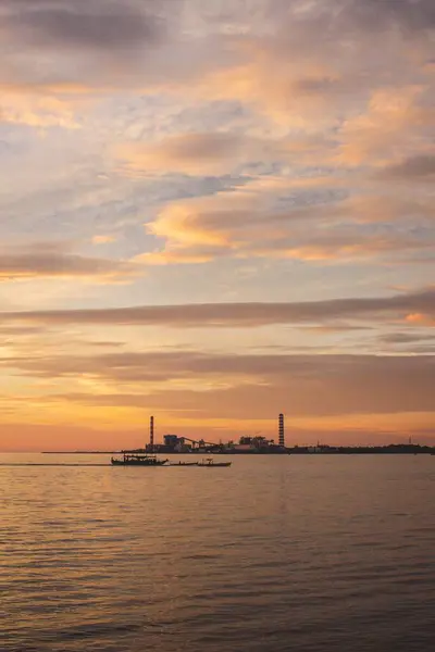 Захватывающий Оранжевый Закат Пушистыми Облаками Над Спокойной Морской Водой — стоковое фото