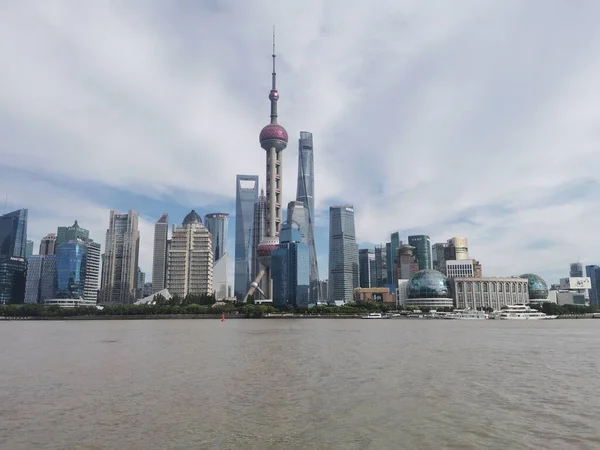 Shanghai Oriental Pearl Tower Arranha Céus Rio Huangpu Com Céu — Fotografia de Stock