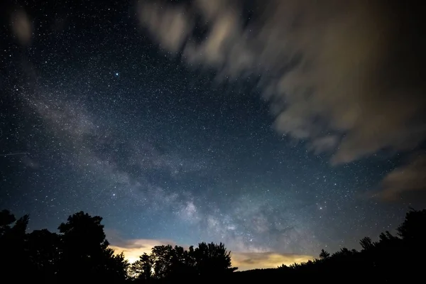 Eine Nächtliche Milchstraße Mit Baumsilhouetten Und Wolkenverhangenem Himmel Morgengrauen — Stockfoto
