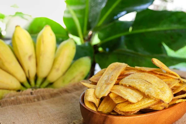 Selektywne Ujęcie Chipsów Bananowych Drewnianej Misce Bananami Tle — Zdjęcie stockowe