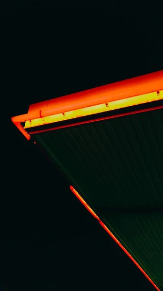 屋根の上の光の垂直ショット — ストック写真