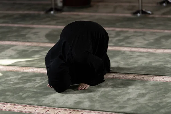 Seorang Wanita Muslim Dalam Gaun Hitam Dengan Hijab Berdoa Masjid — Stok Foto