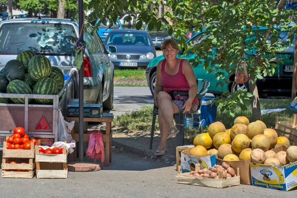 Sırbistan Zrenjanin Kentindeki Sokakta Gölgede Oturup Karpuz Satan Gülümseyen Bir — Stok fotoğraf