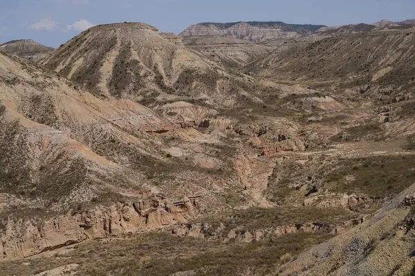 Живописный Вид Огромные Пустынные Горы Голубым Небом — стоковое фото