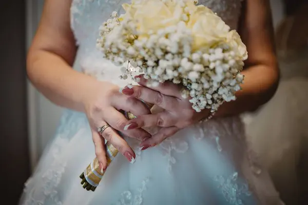 結婚式中に花束を持った花嫁 — ストック写真