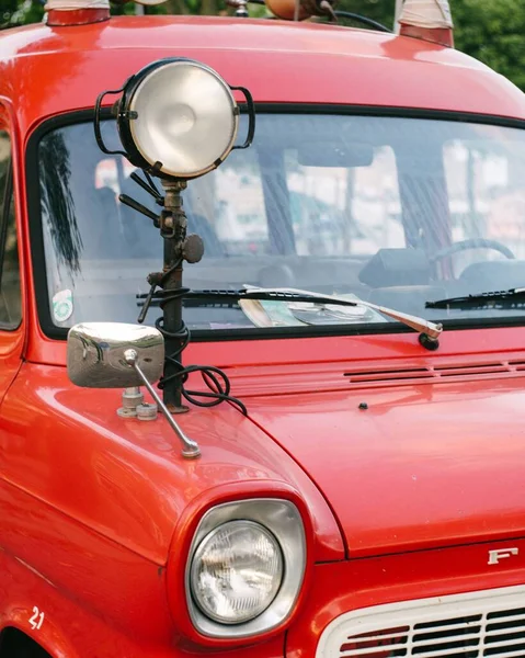 Pionowe Ujęcie Lampy Punktowej Czerwonym Vintage Ciężarówce — Zdjęcie stockowe