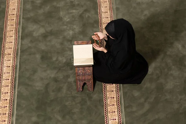 Vit Muslimsk Kvinna Håller Upp Händerna När Hon Ber Moské — Stockfoto