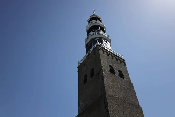 Tiro Ângulo Baixo Uma Torre Igreja Contra Céu Azul Hindeloopen — Fotografia de Stock