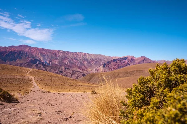 Droga Prowadząca Wzgórza Siedmiu Kolorów Miejscowości Purmamarca Quebrada Humahuaca Argentyna — Zdjęcie stockowe