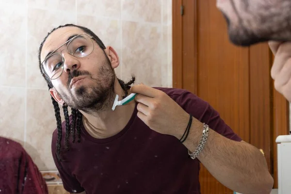 Joven Caucásico Afeitándose Barba Con Una Cuchilla Afeitar Mientras Está —  Fotos de Stock