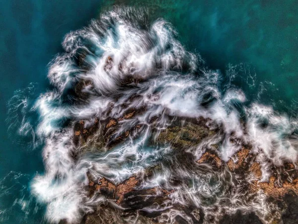 바위가 해변의 꼭대기 — 스톡 사진