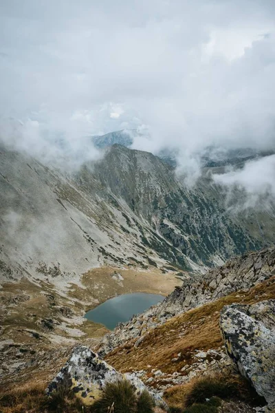 Plano Vertical Paisaje Montañoso Rocoso Con Pequeño Lago Medio Niebla — Foto de Stock