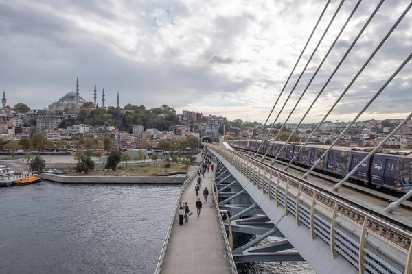 Türkiye 'nin İstanbul kentindeki Haliç metro köprüsünün yüksek açılı görüntüsü
