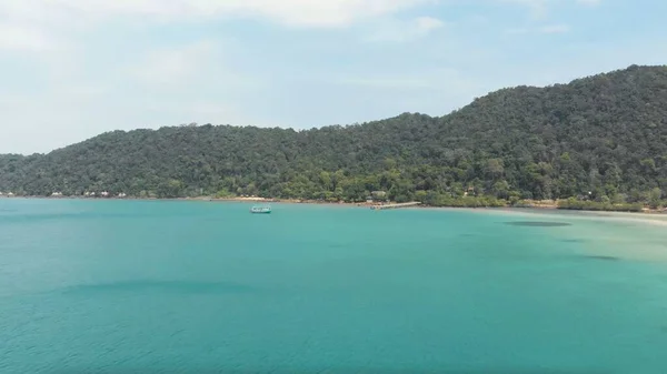 Eine Luftaufnahme Der Ruhigen Blauen Insel Mit Booten Einem Sonnigen — Stockfoto