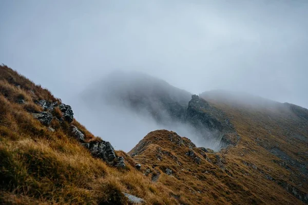 Una Vista Panorámica Una Cordillera Cubierta Nubes Día Nublado — Foto de Stock