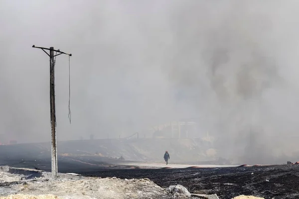 Πυροσβέστης Επιτόπου Μετά Την Έκρηξη Των Δεξαμενών Πετρελαίου Του Υπερτάνκερ — Φωτογραφία Αρχείου