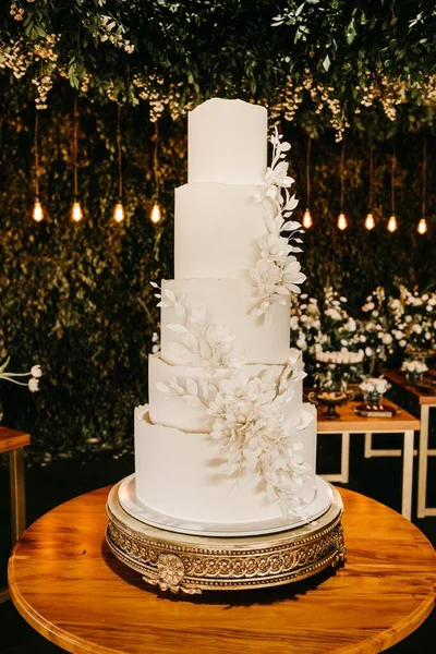 Eine Vertikale Aufnahme Einer Fünfstufigen Weißen Minimalistischen Hochzeitstorte Auf Einem — Stockfoto