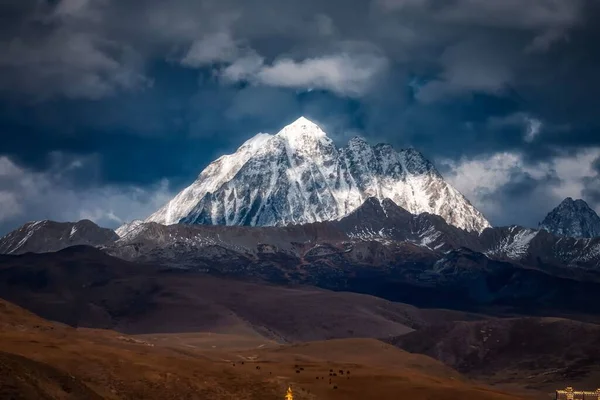 Het Uitzicht Sombere Bewolkte Lucht Boven Besneeuwde Bergen Himalaya — Stockfoto
