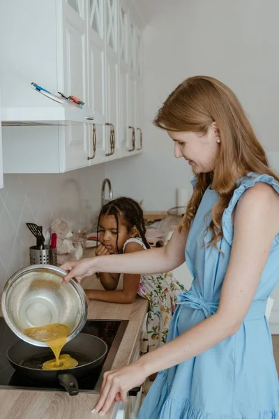 Girl Making Pancakes Her Mother Electic Stove Kitchen — Stock Photo, Image
