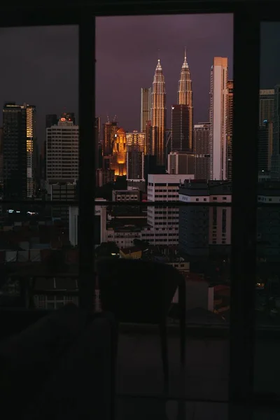 Tiro Vertical Edifícios Modernos Centro Cidade Kuala Lumpur Visto Uma — Fotografia de Stock