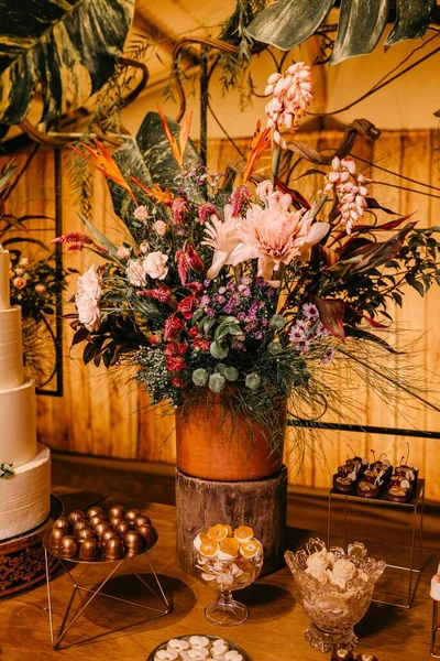一张有许多植物 蛋糕和新鲜糖果的木制桌子 — 图库照片