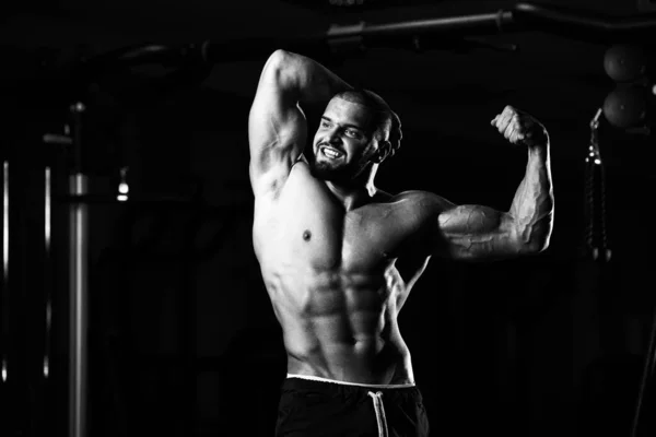 Grayscale Shot Healthy Young Caucasian Man Posing Gym Flexing His — Stock Photo, Image