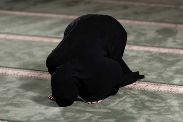 Une Femme Musulmane Robe Noire Avec Hijab Priant Dans Une — Photo