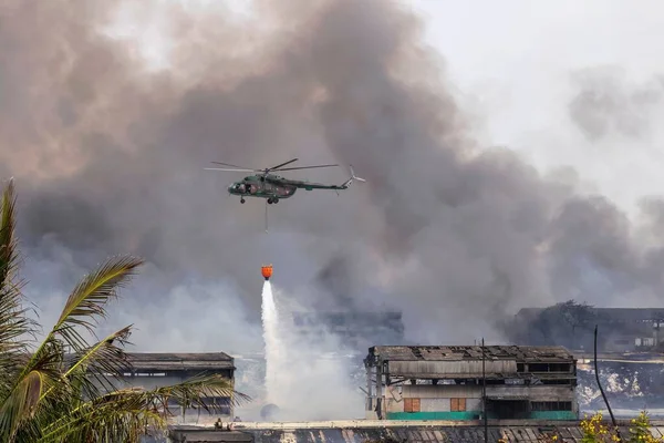 Hélicoptère Des Forces Armées Cubaines Éteignant Feu Explosion Pétrole Matanzas — Photo