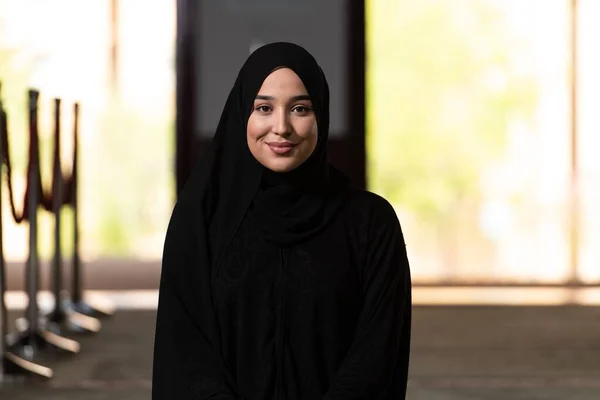 Camide Tesettürlü Siyah Bir Elbise Giyen Güzel Bir Müslüman Kadın — Stok fotoğraf