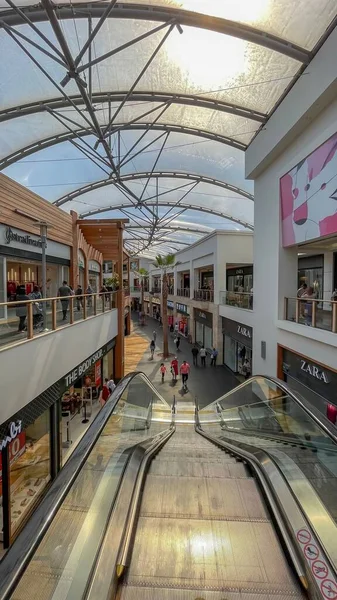 Uma Foto Vertical Pessoas Andando Shopping Center Istambul Turquia — Fotografia de Stock