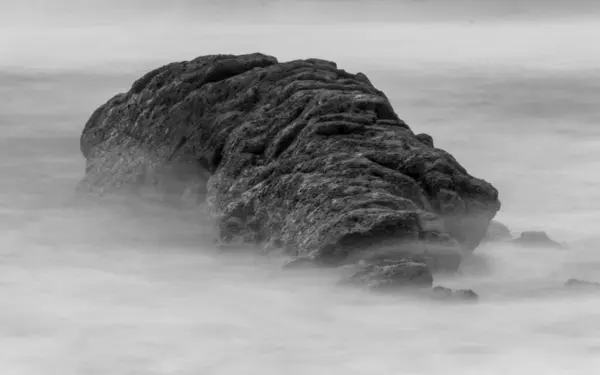 Eine Felsige Klippe Ozean — Stockfoto
