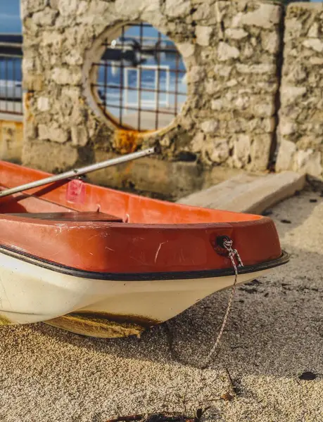Eine Vertikale Nahaufnahme Eines Alten Grunzigen Plastikbootes Land — Stockfoto