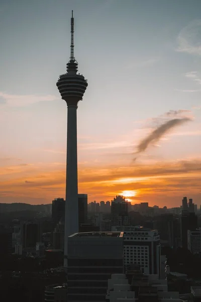 Ett Landskap Menara Tower Kuala Lumpur Stad Med Skyskrapor Vid — Stockfoto