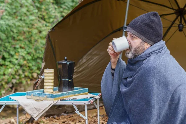 Homem Barbudo Coberto Com Cobertor Acampamento Bebendo Uma Xícara Café — Fotografia de Stock