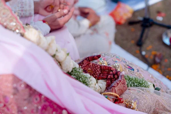 Свадебная Пара Хороши Руки Свадьбе — стоковое фото