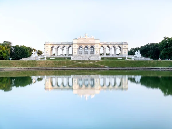 Maisema Gloriette Pavilionista Heijastuu Järvelle Schonbrunnin Palatsissa Wienissä Itävallassa — kuvapankkivalokuva