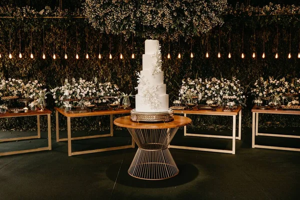 Bolo Casamento Minimalista Branco Cinco Níveis Uma Mesa Restaurante — Fotografia de Stock
