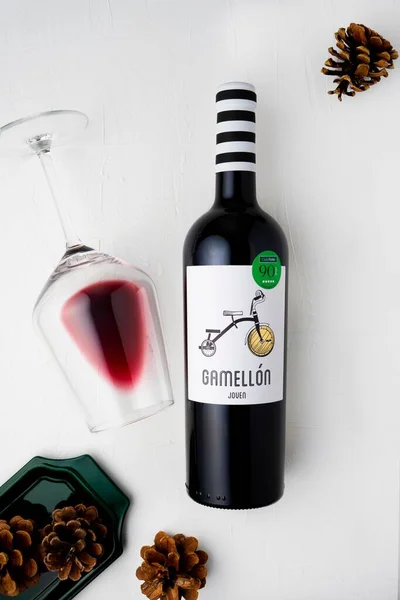 Beyaz Arka Planda Bir Şişe Şarap Bir Bardak Şarapla Dikey — Stok fotoğraf