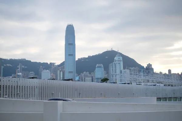 黄昏时分 香港维多利亚港大楼的塔楼被乌云笼罩 — 图库照片