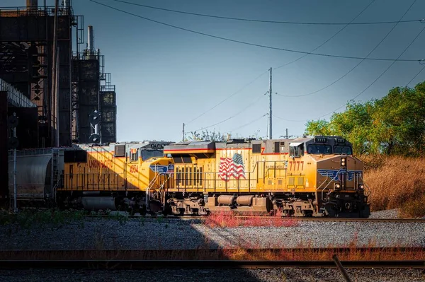 Una Locomotora Amarilla Union Pacific 7777 Conduciendo Largo Del Ferrocarril — Foto de Stock