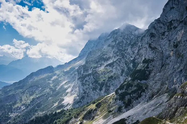 Kayalık Dağlar Vadilerle Dolu Güzel Bir Manzaranın Manzarası — Stok fotoğraf