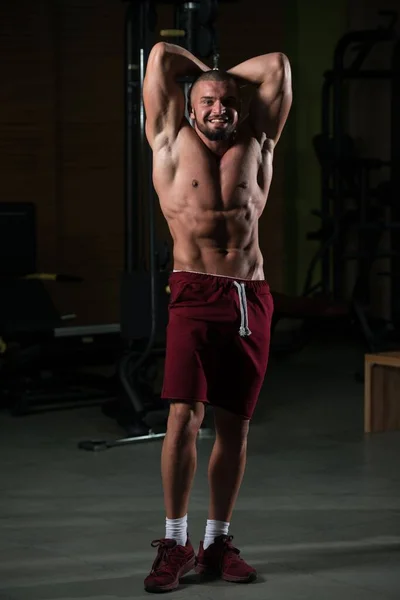 Ein Vertikales Porträt Eines Attraktiven Fitness Modells Das Seinen Athletischen — Stockfoto
