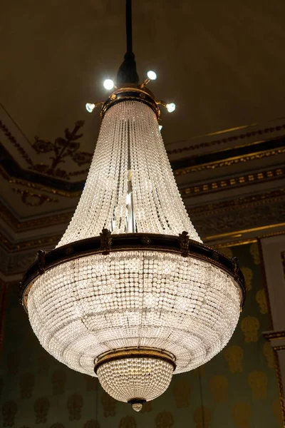 Plano Vertical Una Lámpara Estilo Vintage Con Diamantes Decorativos — Foto de Stock