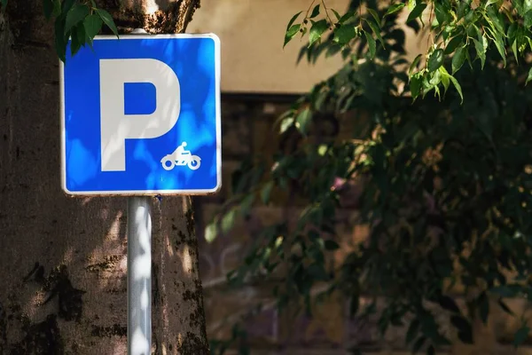 Крупним Планом Безкоштовний Знак Паркування Вулиці Деревами Задньому Плані — стокове фото