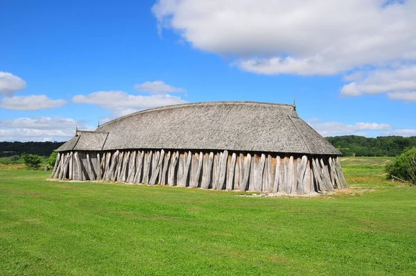 Een Vikinghuis Het Groene Veld Hobro Denemarken — Stockfoto