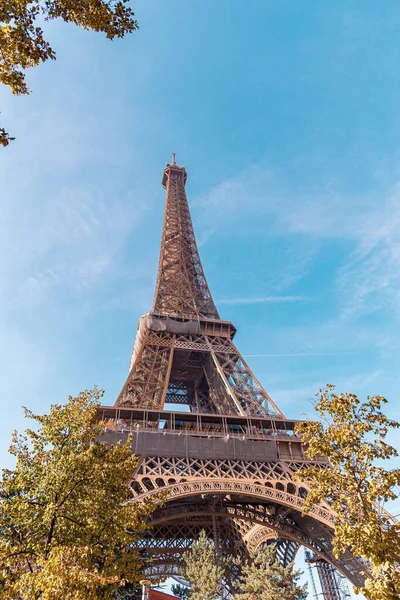 Eine Flache Aufnahme Des Eiffelturms Einem Klaren Sonnigen Nachmittag Paris — Stockfoto