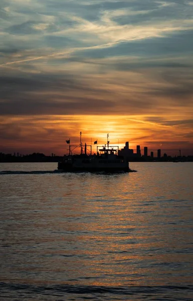 Een Verticaal Schot Van Een Veerboot Oceaan Bij Zonsondergang Met — Stockfoto