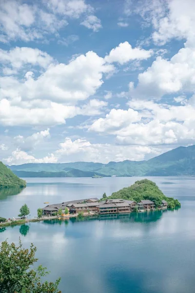 Tiro Vertical Uma Península Lago Lugu Sob Céu Azul Com — Fotografia de Stock